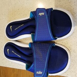 Nike adjustable velcro strap  sz 11 shoes w/ comfort footbed